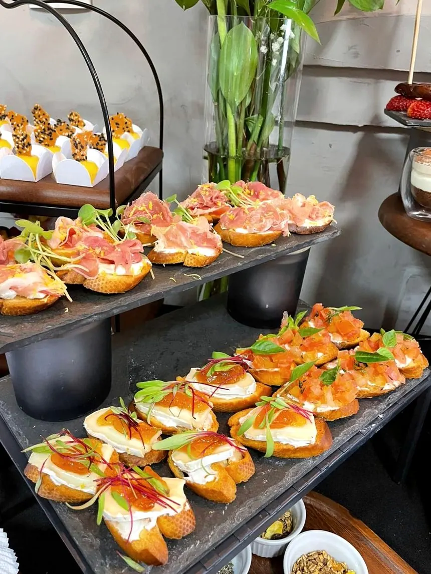 Bruschettas com salmão e brotos