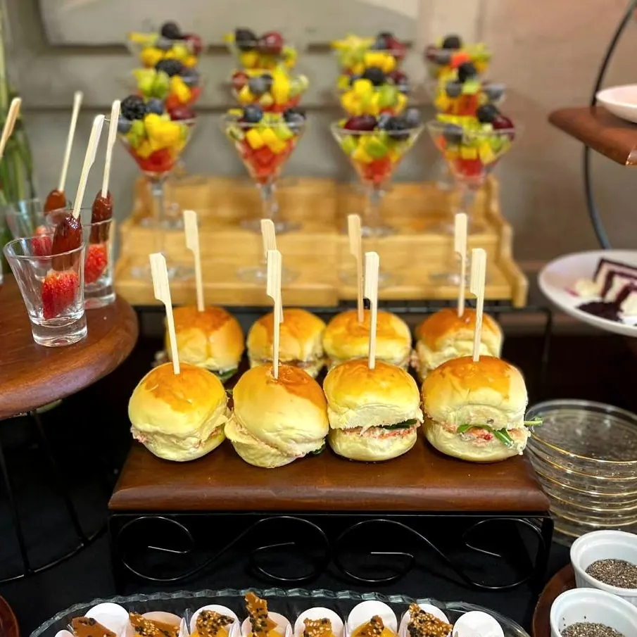 Mini sanduíches e frutas