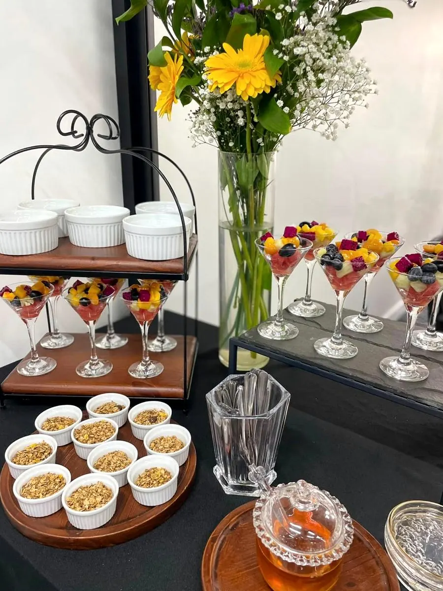 Mesa de catering corporativo cuidadosamente montada
