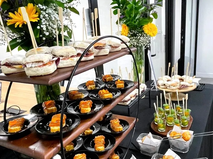 Apresentação de alimentos para um encontro profissional